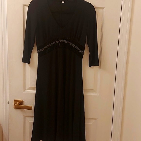 Black flattering dress with velvet detail - Picture 1 of 4